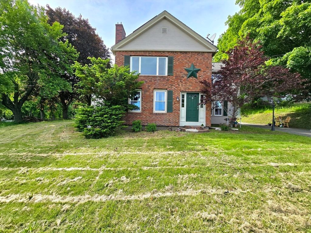Backyard, Exterior, Facade, Brick Facade, Brick Traditional