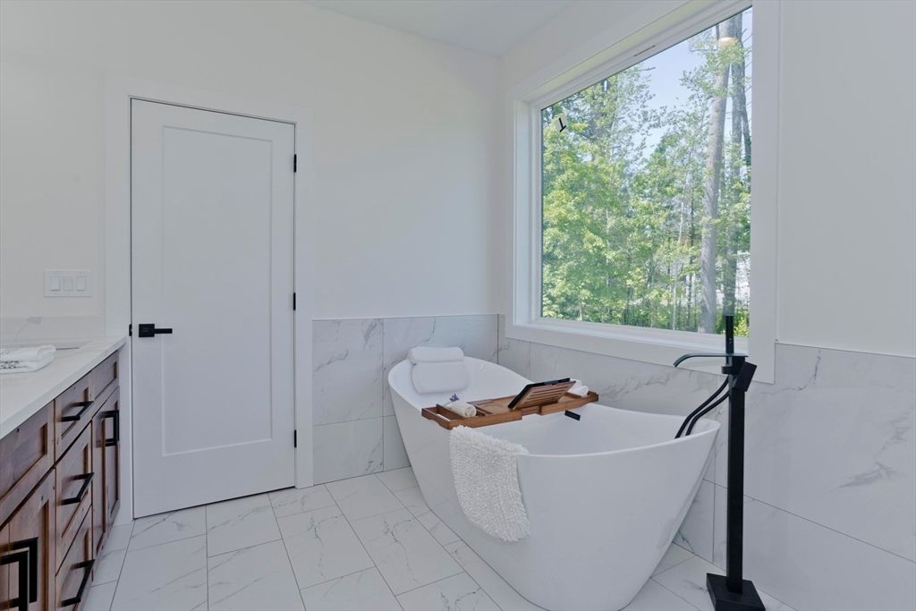 Bathroom, Free Standing Baths, Interior, Marble, Marble Walls