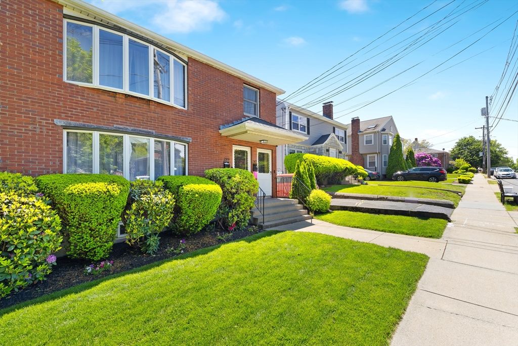 Exterior, Facade, Brick Facade, Rowhouse