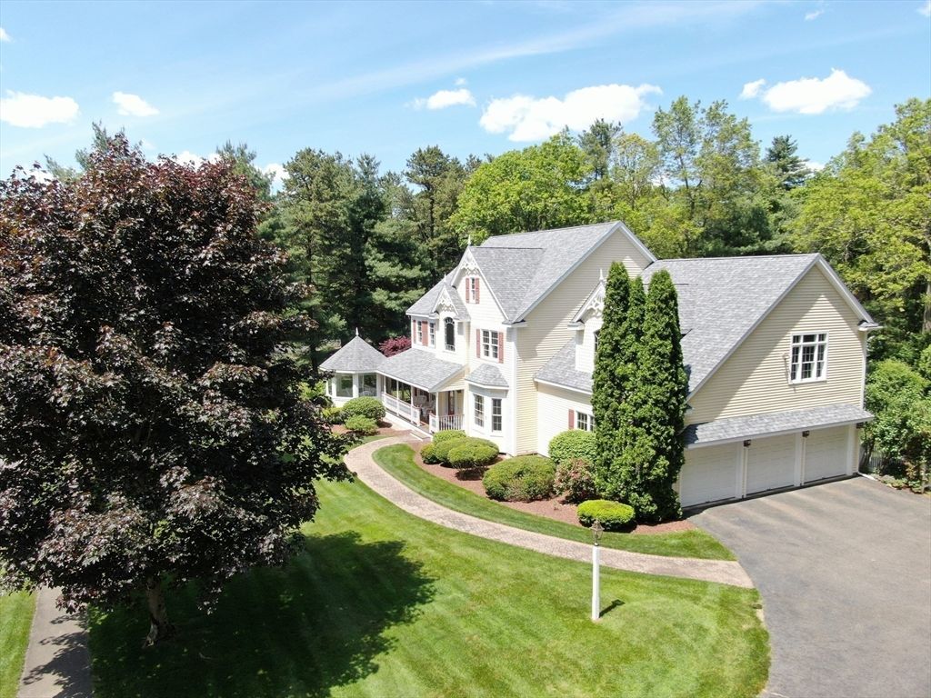 Attached, Exterior, Facade, Farmhouse
