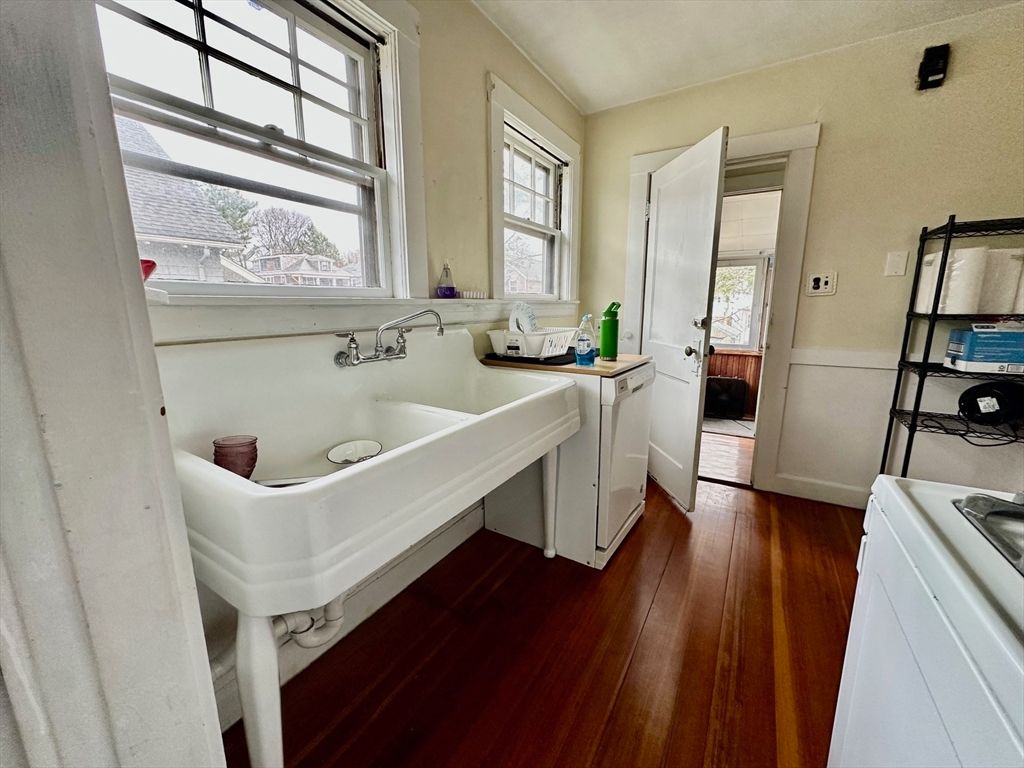 Interior, Washer, Wood Texture Flooring