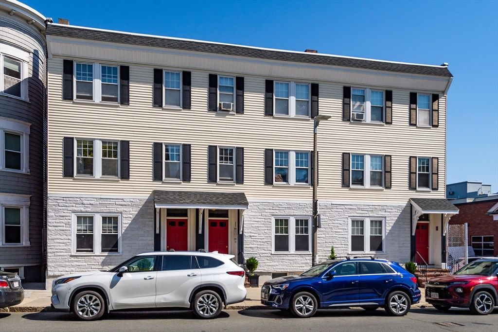 Exterior, Facade, Rowhouse