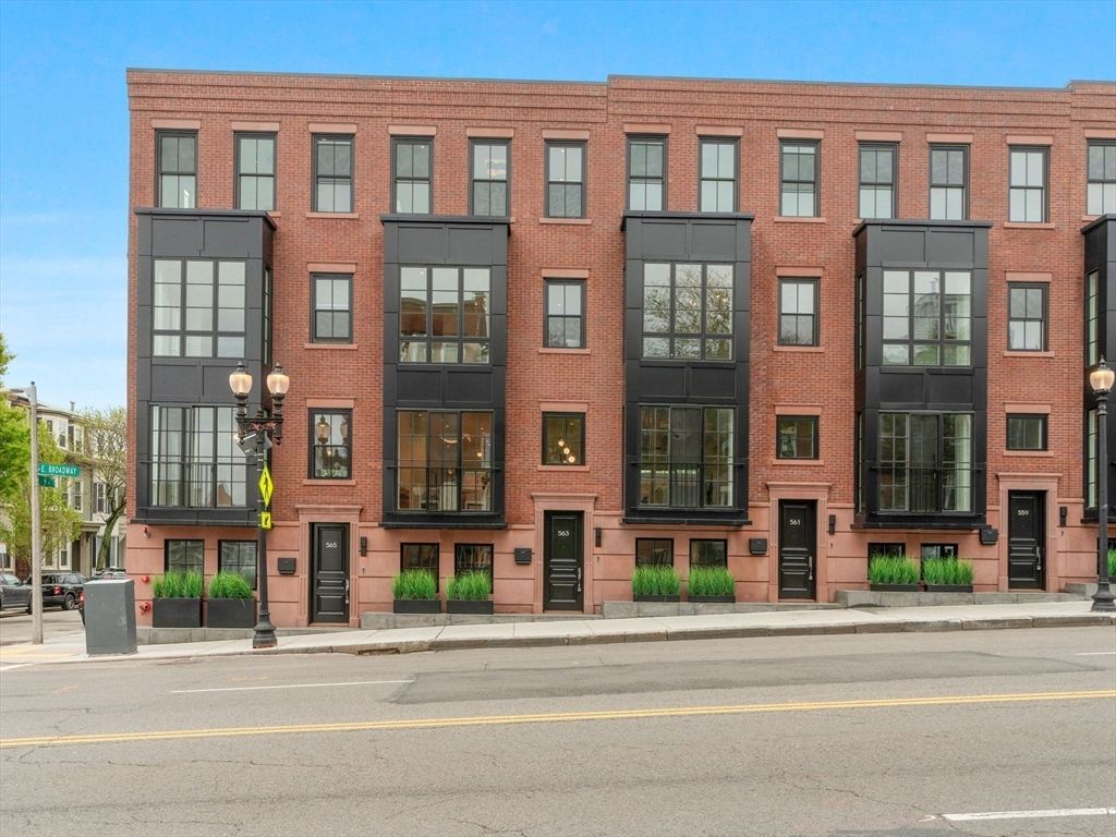 Exterior, Facade, Brick Facade, Rowhouse