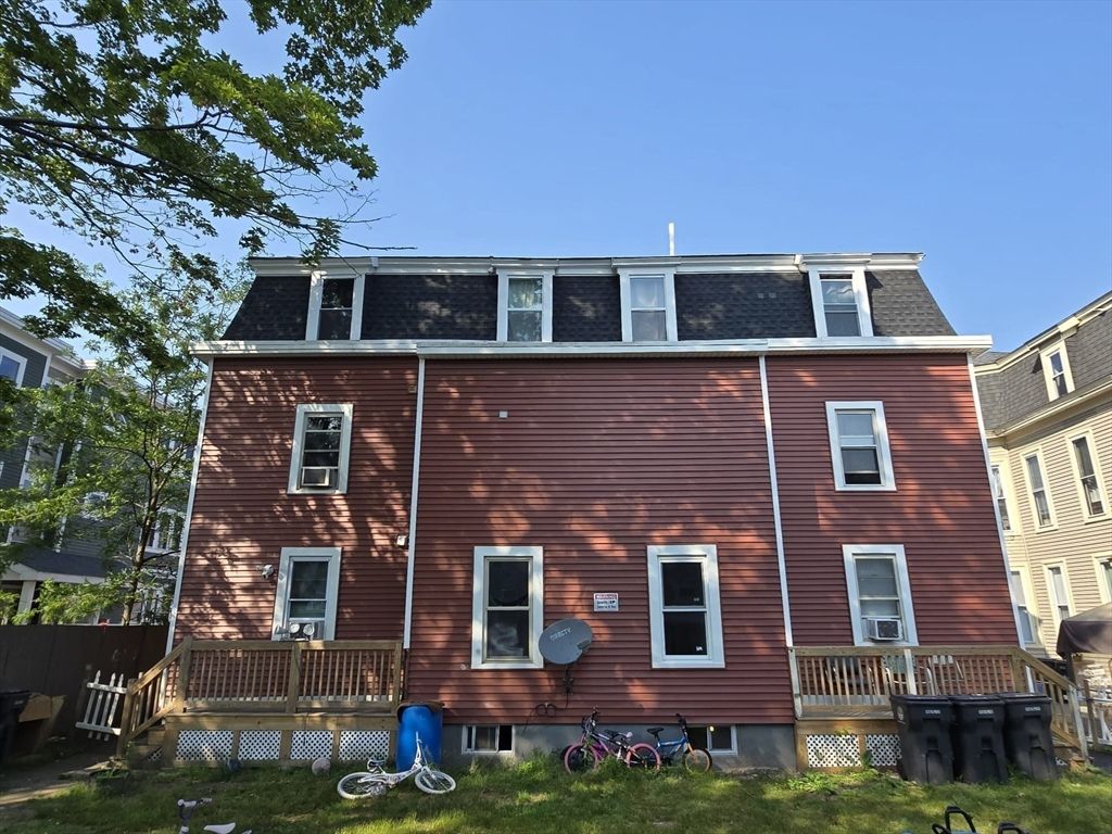 Exterior, Facade, Rowhouse