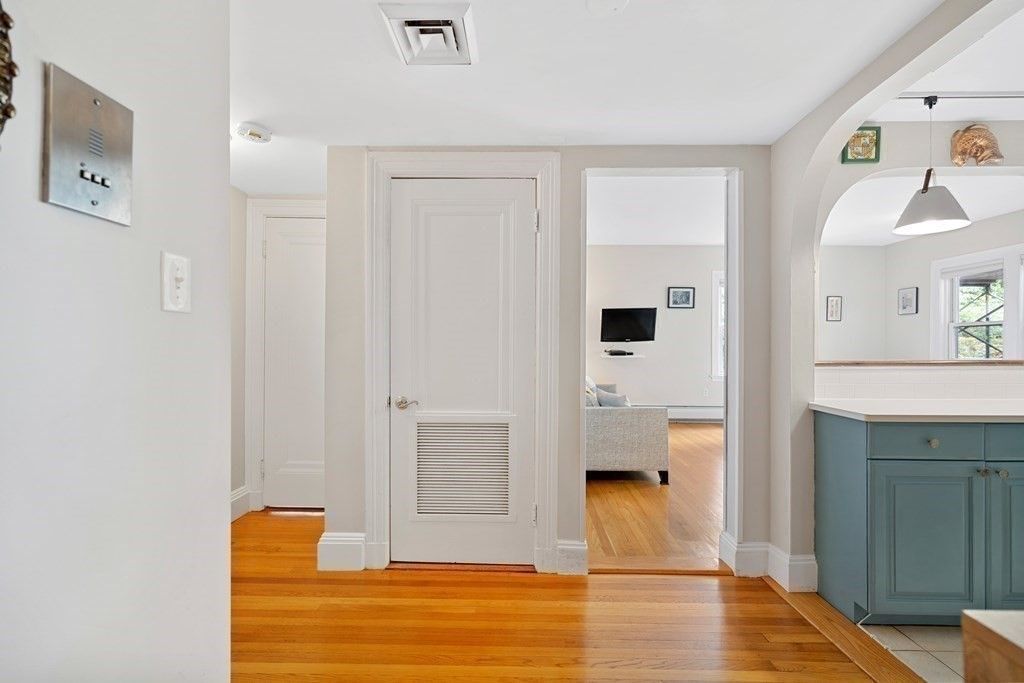 Interior, Pendant Lights, Wood Texture Flooring