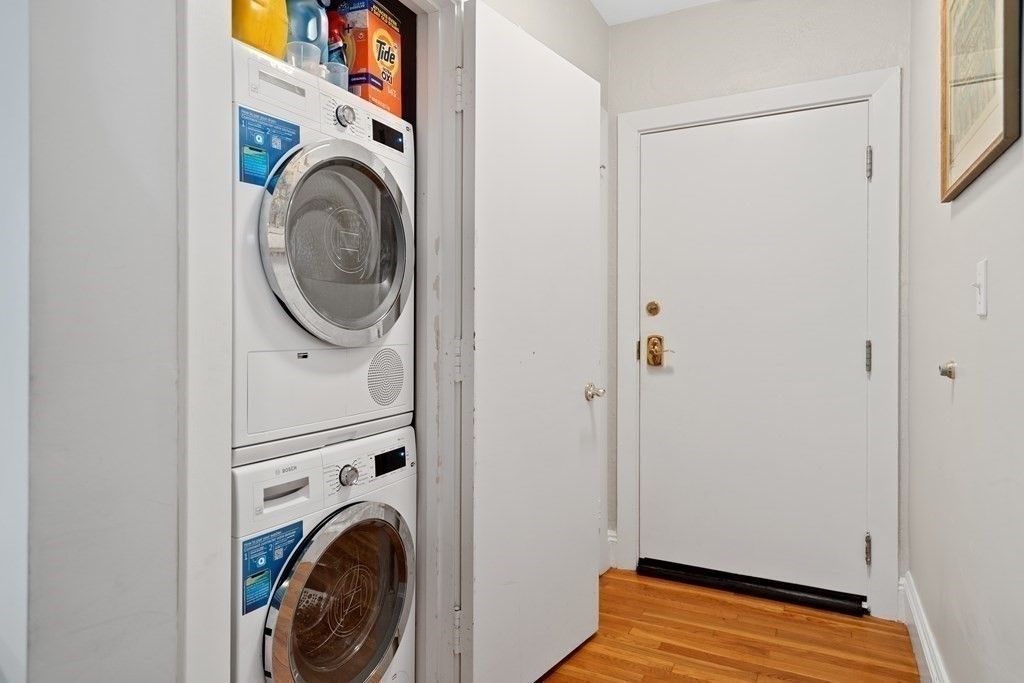 Interior, Utility Closets, Washer, Wood Texture Flooring
