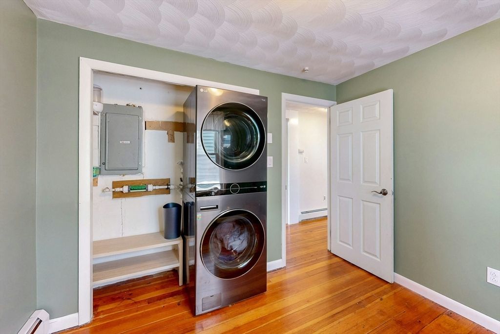 Interior, Utility Closets, Washer, Wood Texture Flooring