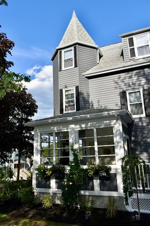 Exterior, Facade, Queen Anne Victorian