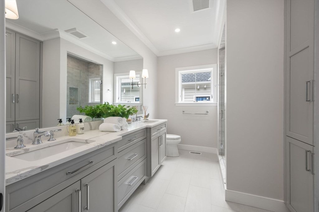 Bathroom, Dual Sink Vanities, Interior, Recessed Lighting