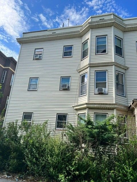Exterior, Facade, Rowhouse