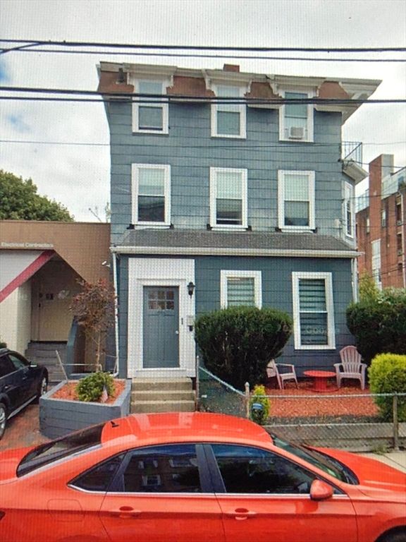 Exterior, Facade, American Foursquare
