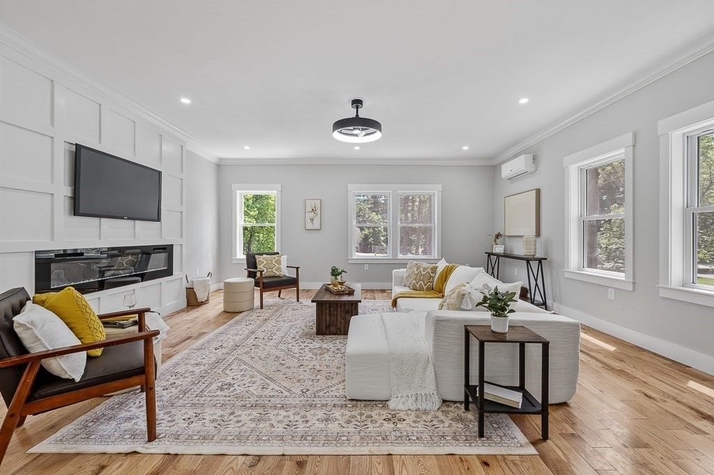 Interior, Living room, Recessed Lighting, Wood Texture Flooring