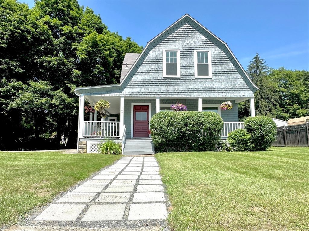 Backyard, Exterior, Facade, Queen Anne Victorian