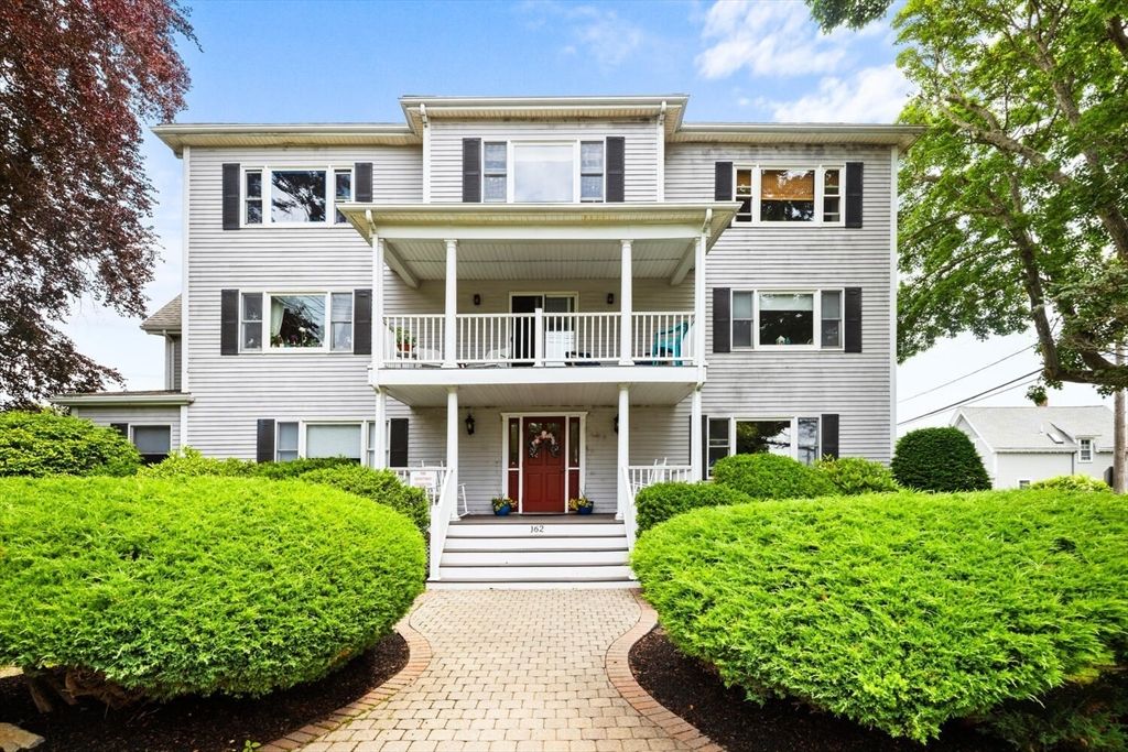 Exterior, Facade, Raised Ranch