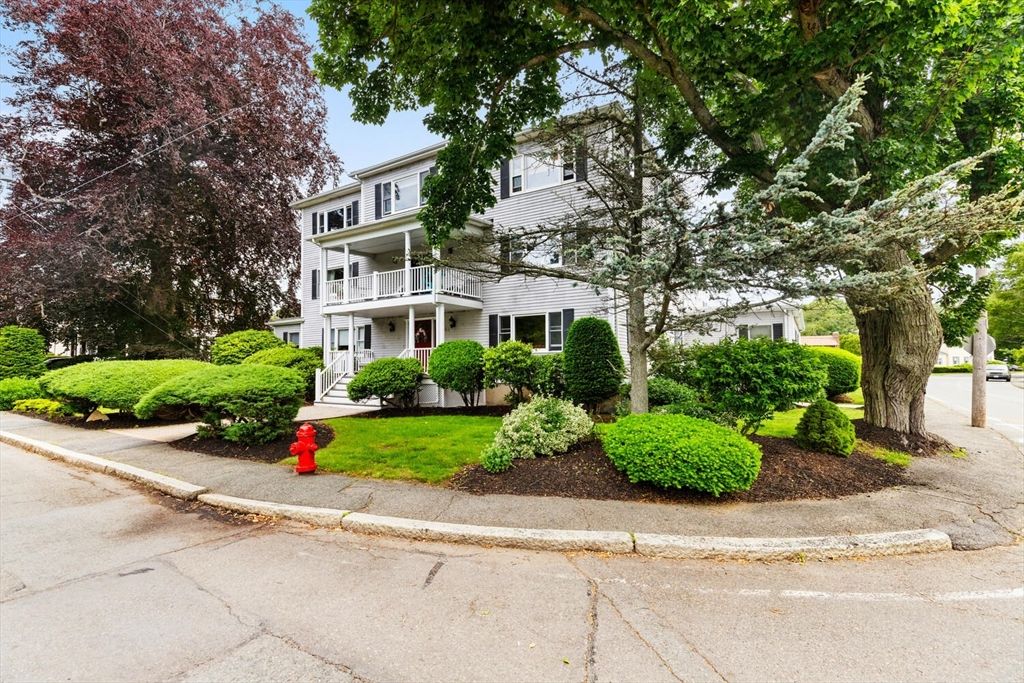 Exterior, Facade, Queen Anne Victorian