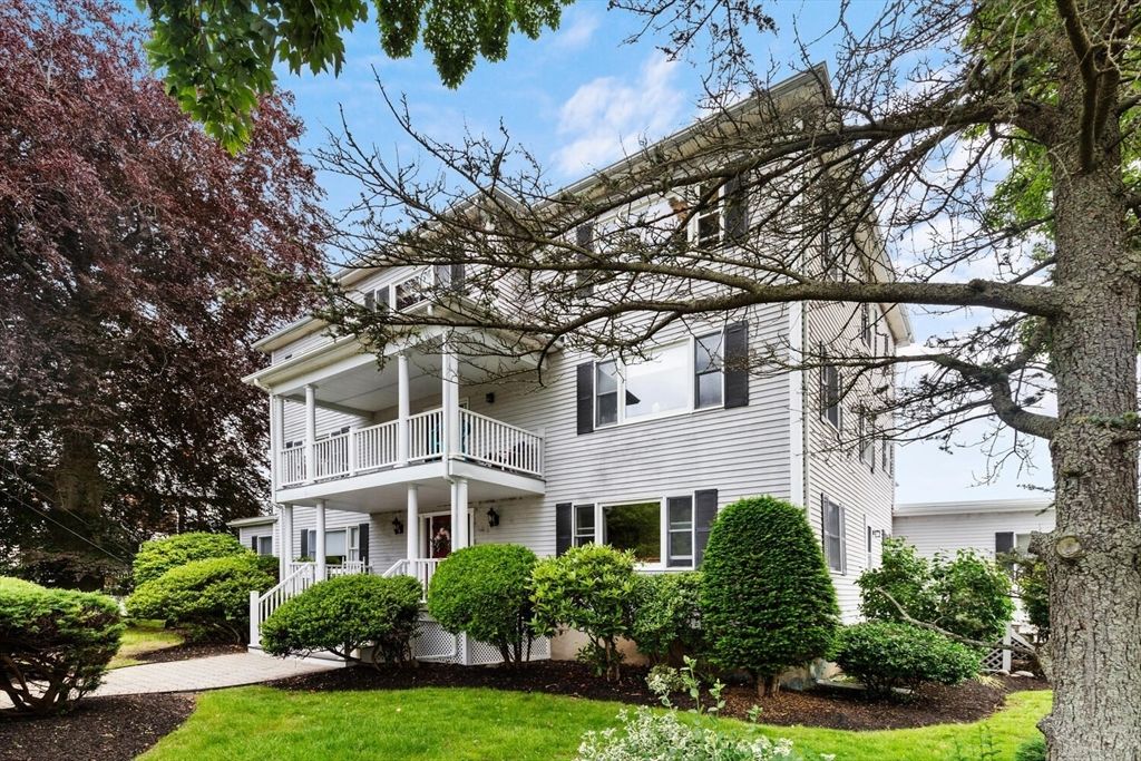 Exterior, Facade, American Foursquare