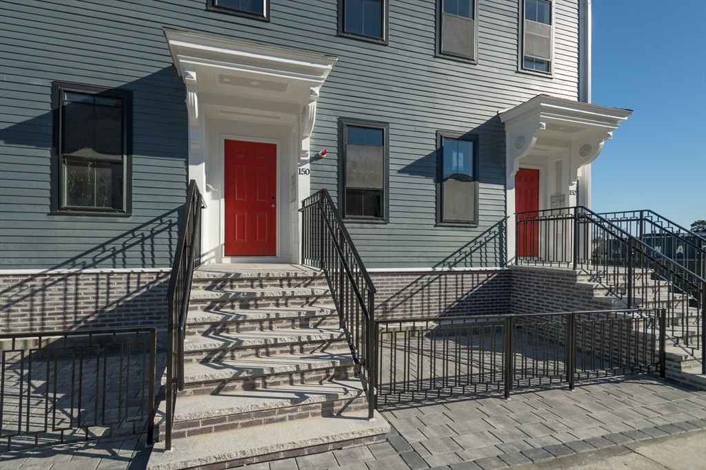 Exterior, Facade, Rowhouse