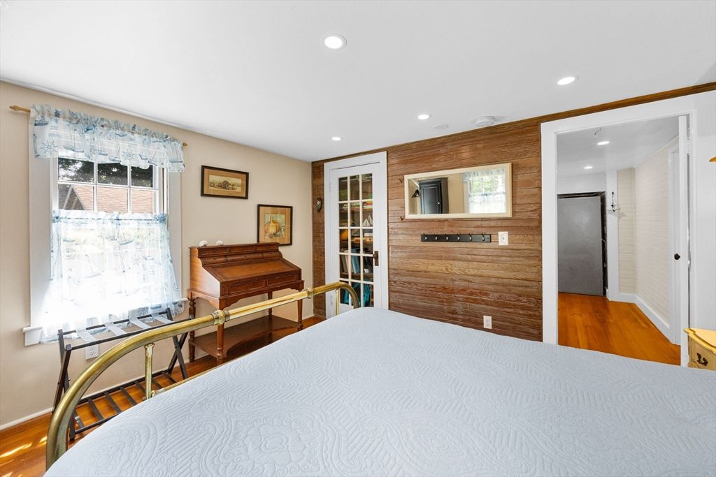 Bedroom, Interior, Piano, Recessed Lighting, Wood Texture Flooring