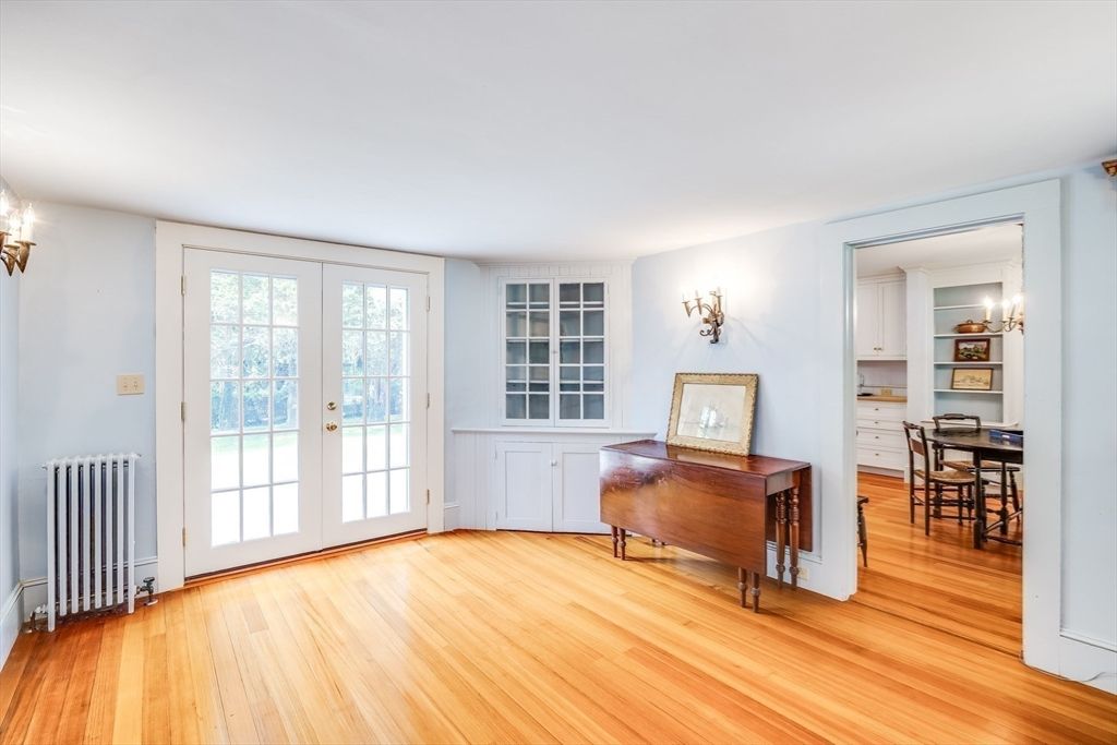 Chandelier, Dining room, Interior, Piano, Wood Texture Flooring