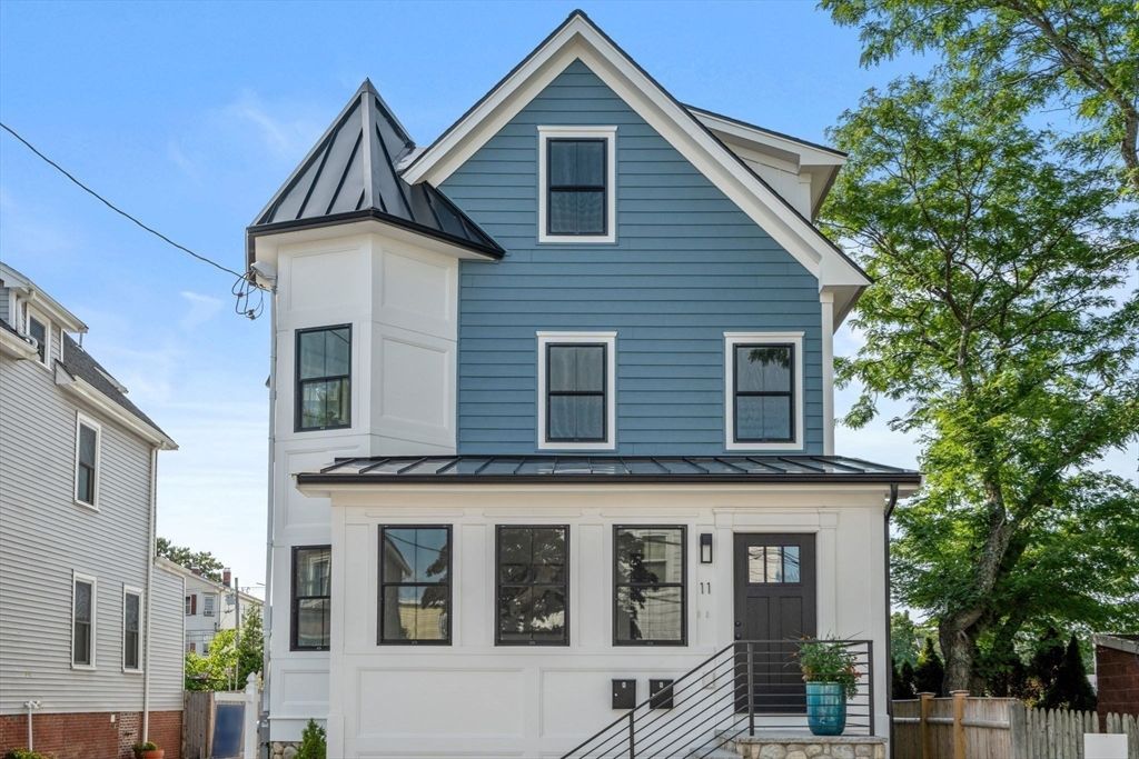 Attached, Exterior, Facade, Queen Anne Victorian