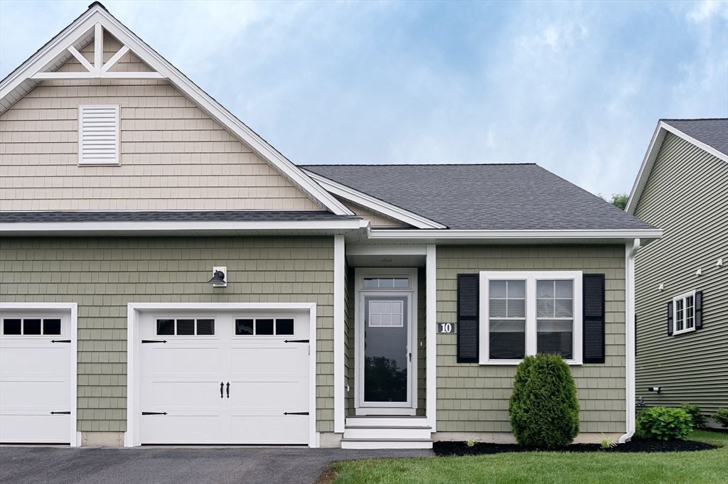 Attached, Exterior, Facade, American Craftsman