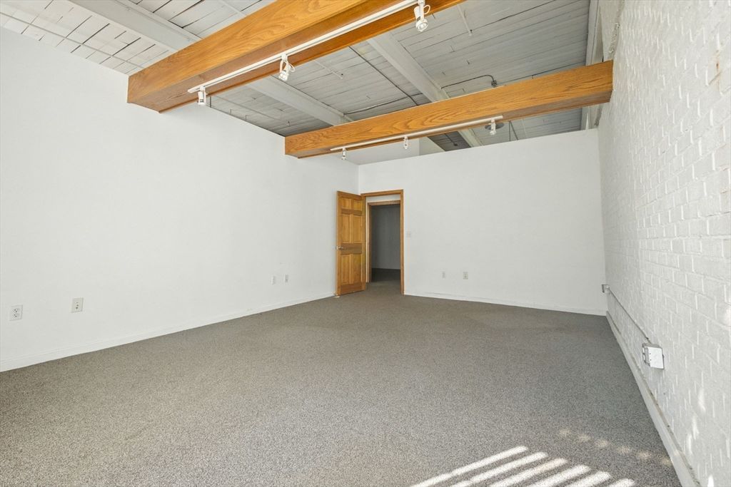 Empty room, Interior, Wooden Beams