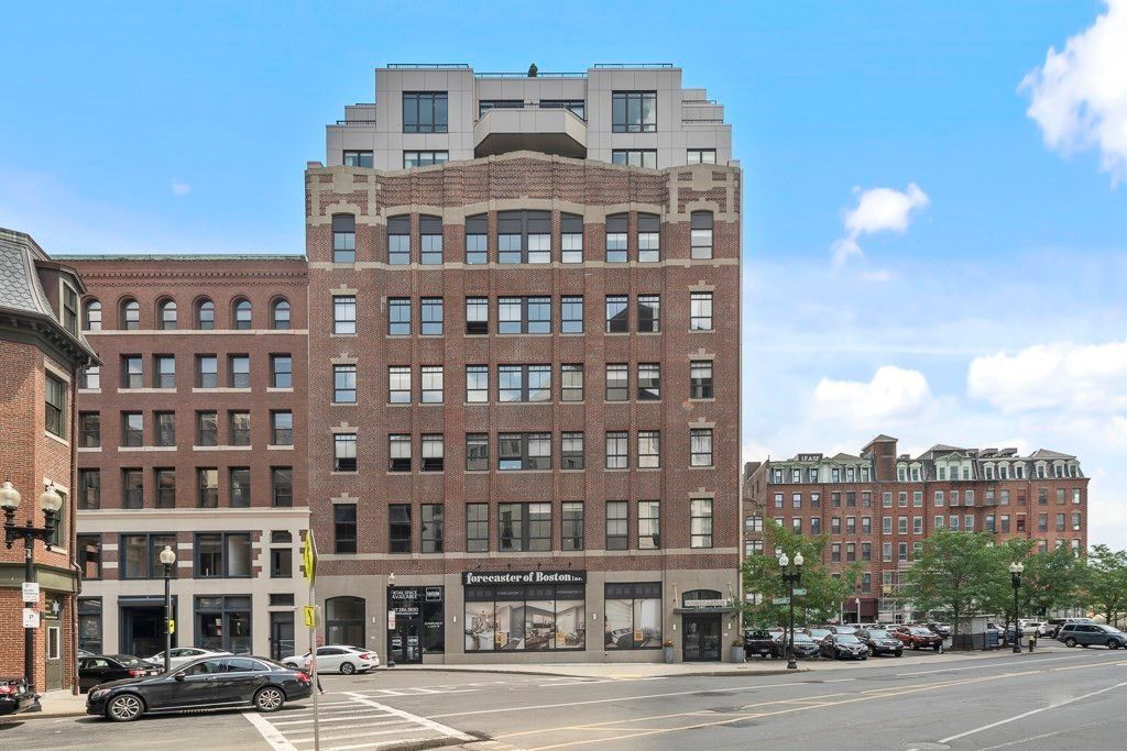 Exterior, Facade, Brick Facade, Chicago School