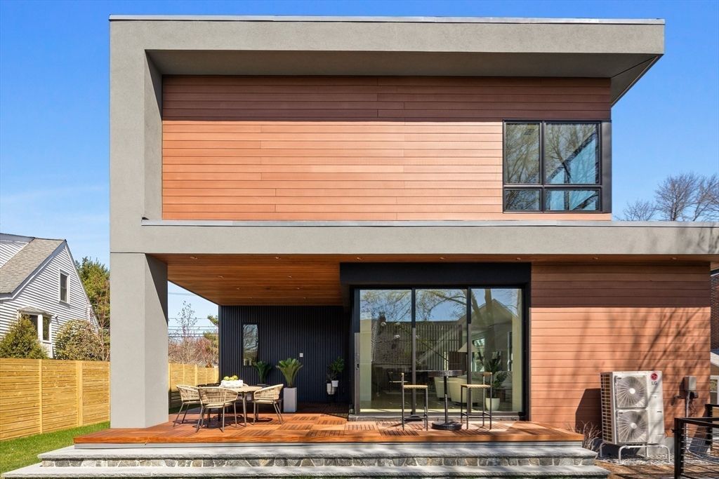 Exterior, Facade, Modern