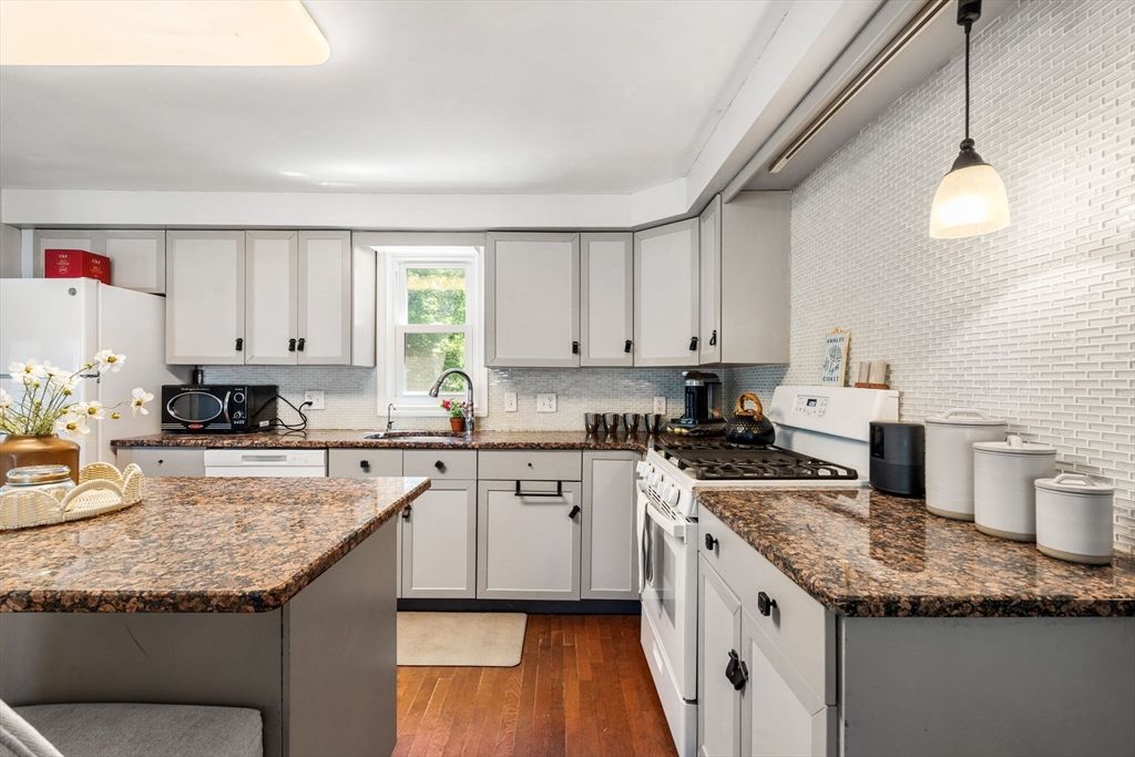Interior, Kitchen, Pendant Lights, Wood Texture Flooring