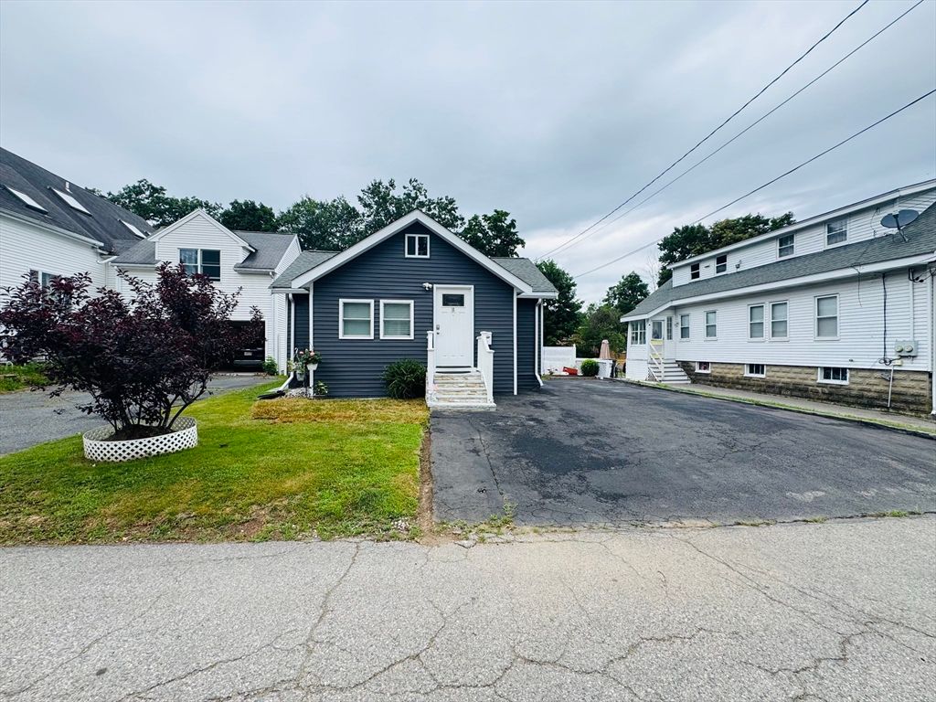 Exterior, Facade, Cape Cod