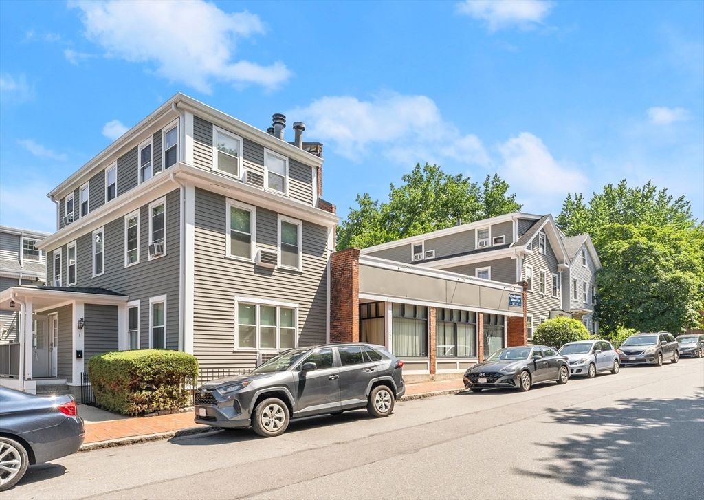 Exterior, Facade, Rowhouse