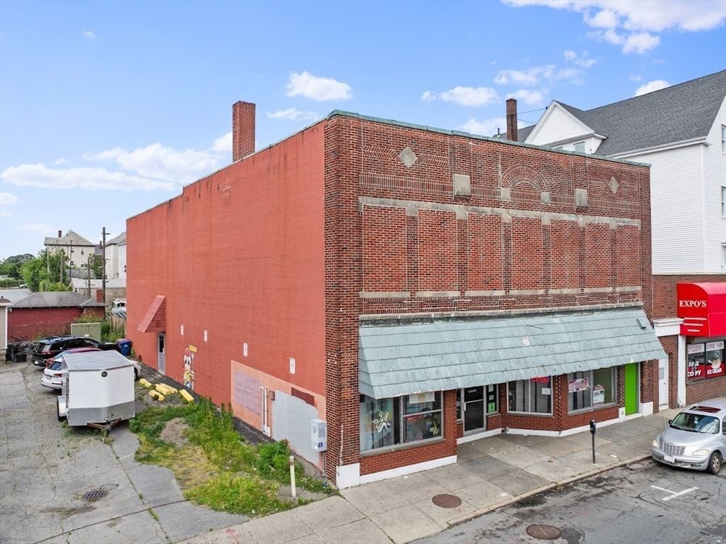 Exterior, Facade, Brick Facade, Highrise
