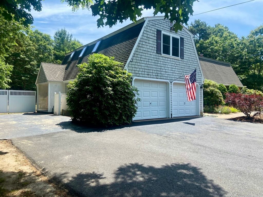 Attached, Exterior, Facade, Cape Cod