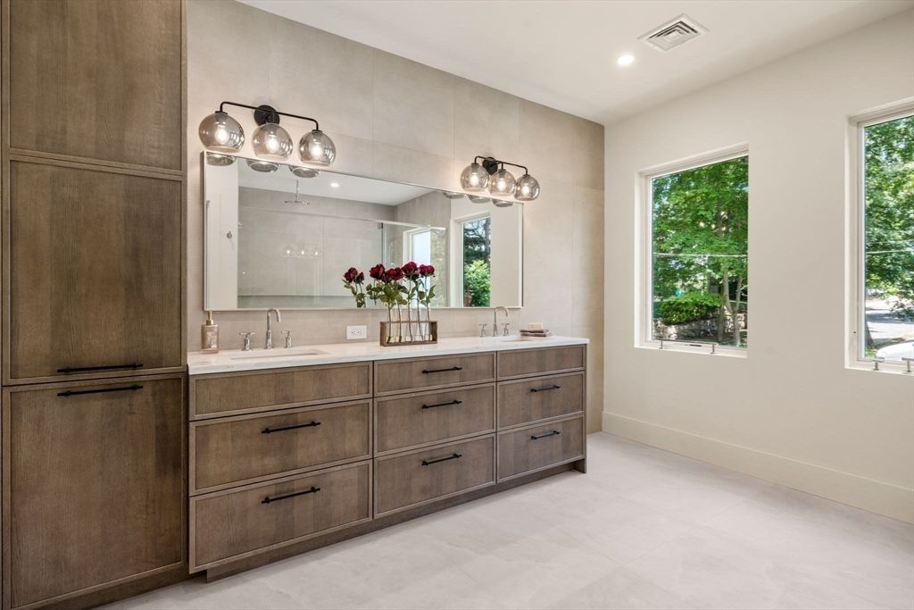 Bathroom, Dual Sink Vanities, Interior, Recessed Lighting
