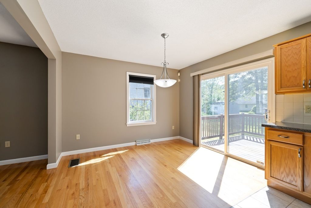 Empty room, Interior, Pendant Lights, Wood Texture Flooring