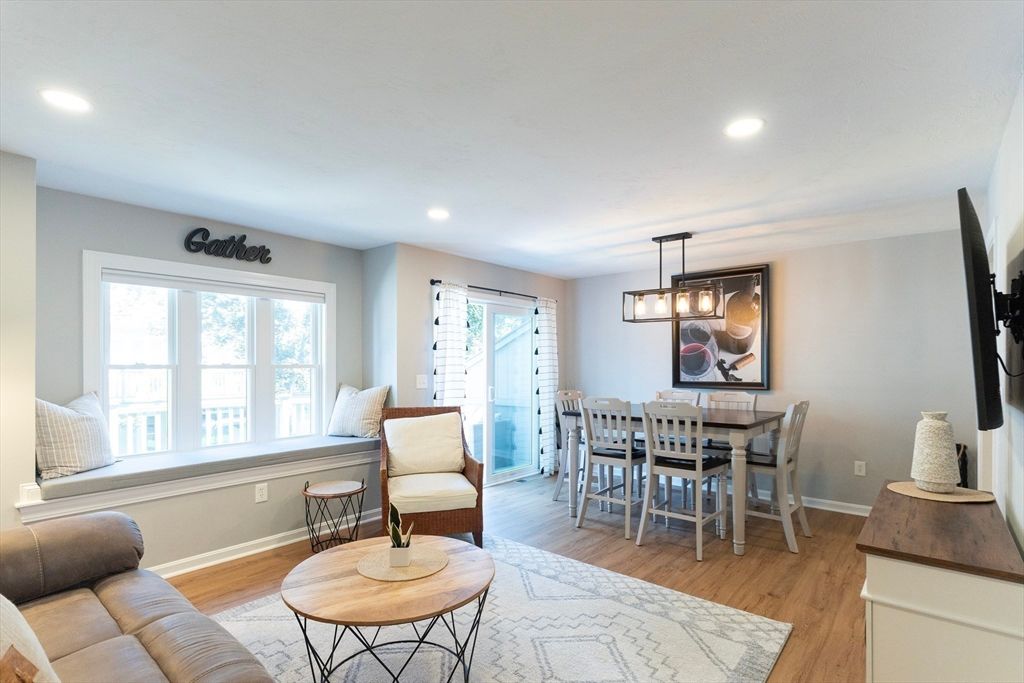 Dining room, Interior, Living room, Pendant Lights, Recessed Lighting, Wood Texture Flooring