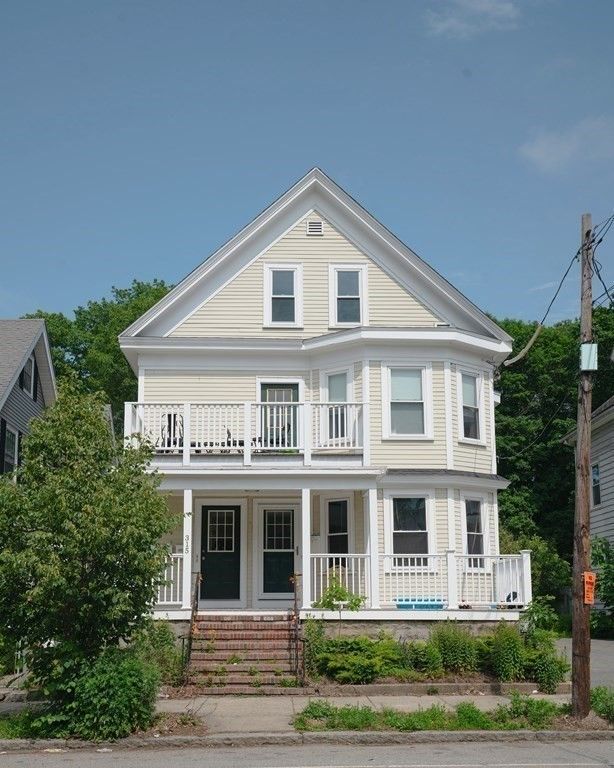 Exterior, Facade, Queen Anne Victorian