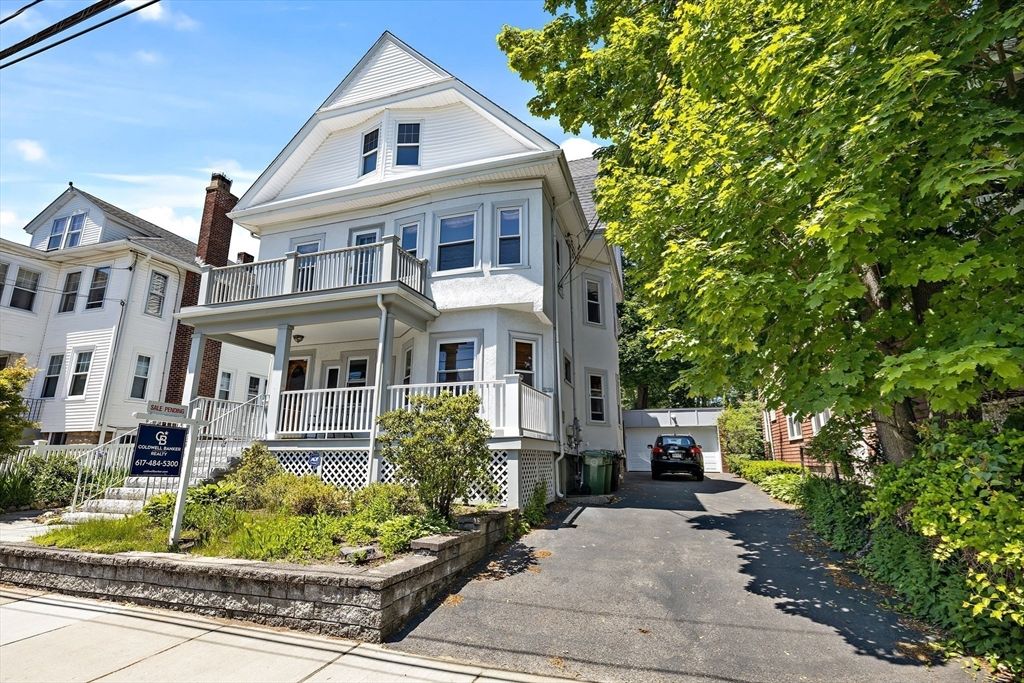 Exterior, Facade, Queen Anne Victorian