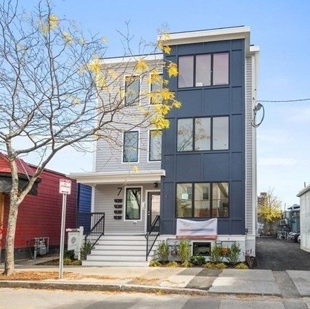 Exterior, Facade, Modern