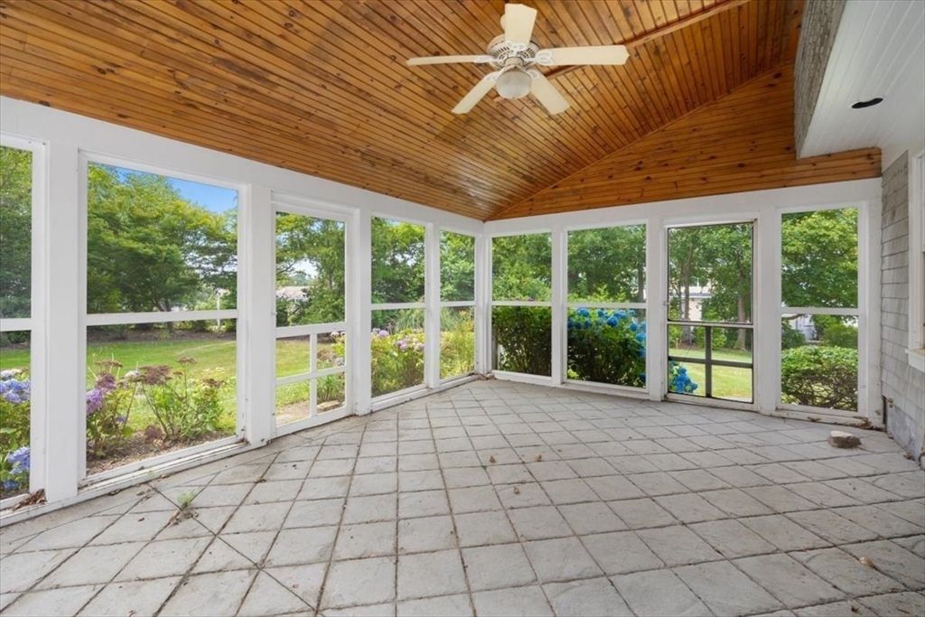 Empty room, Interior, Sun Room, Wooden Ceilings