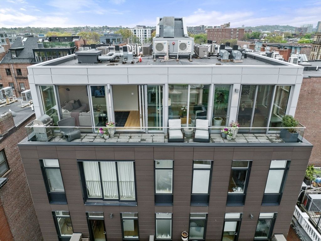 Exterior, Facade, Rowhouse