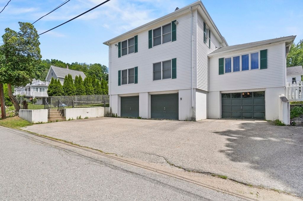 Attached, Exterior, Facade, Rowhouse