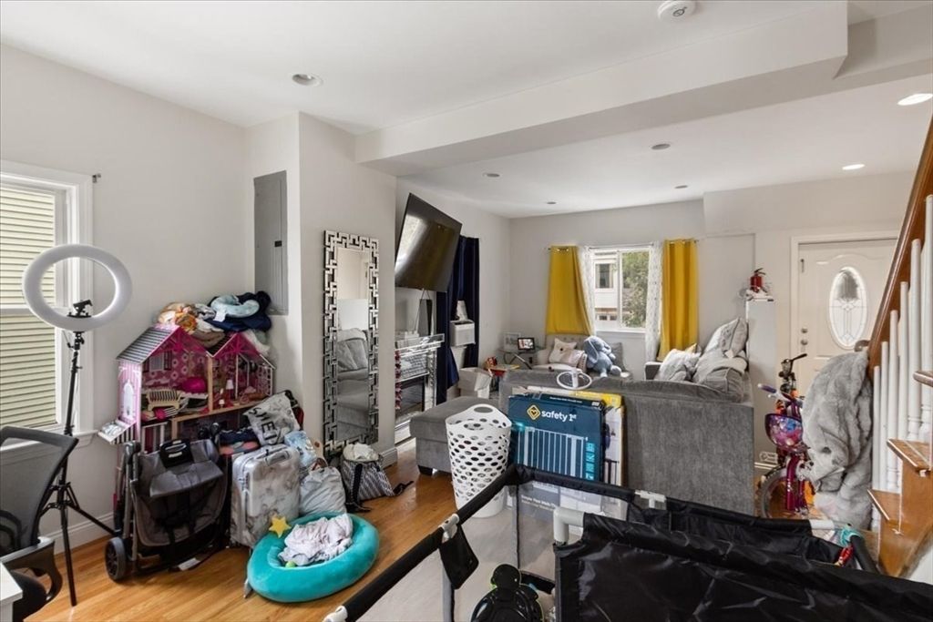 Interior, Recessed Lighting, Wood Texture Flooring