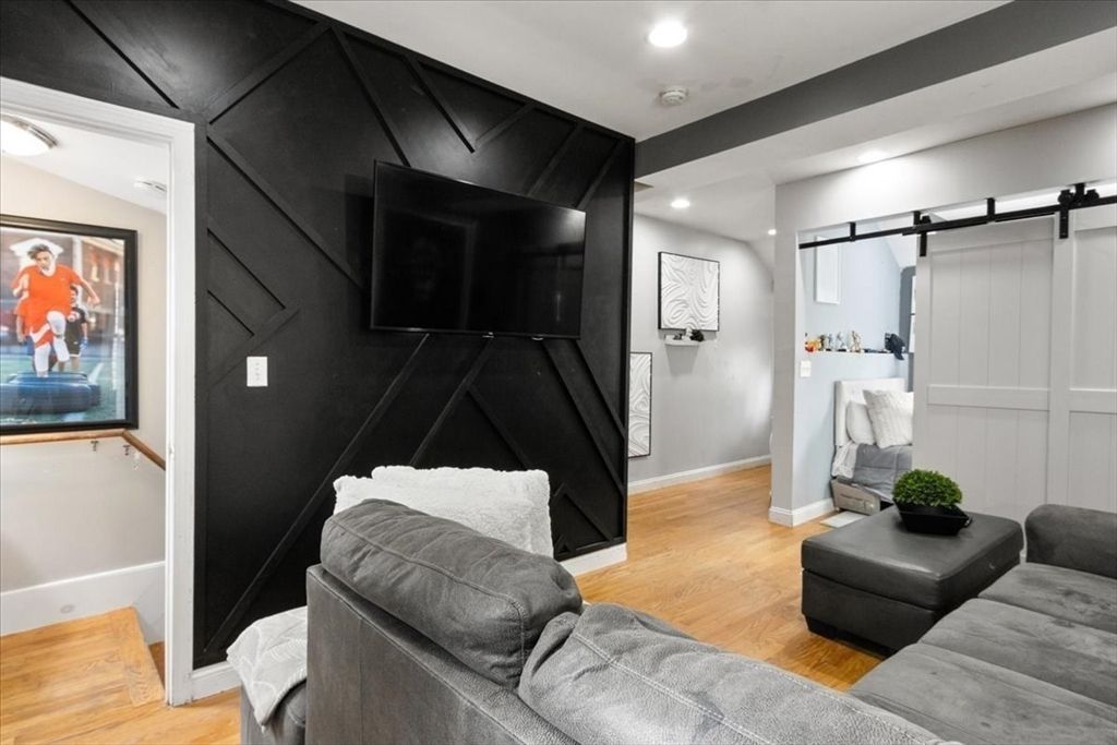 Interior, Recessed Lighting, Wood Texture Flooring