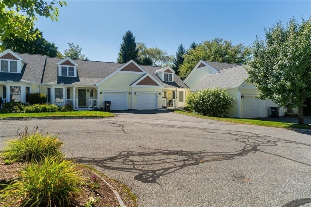 Attached, Exterior, Facade, Ranch