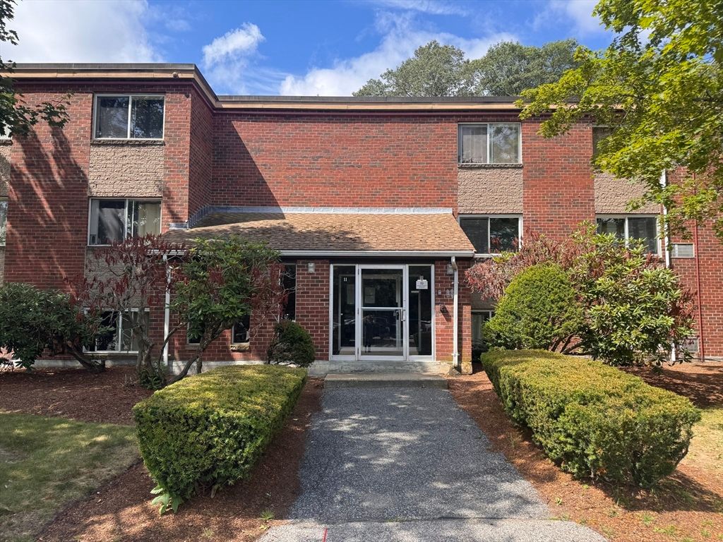 Exterior, Facade, Brick Facade, Rowhouse