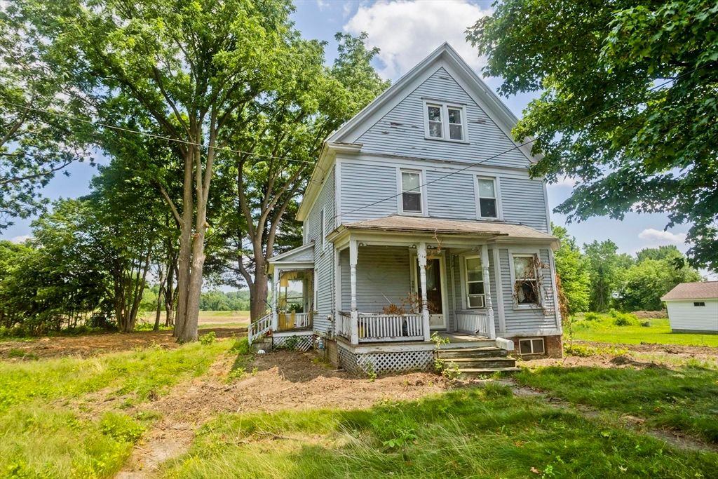 Backyard, Exterior, Facade, Queen Anne Victorian