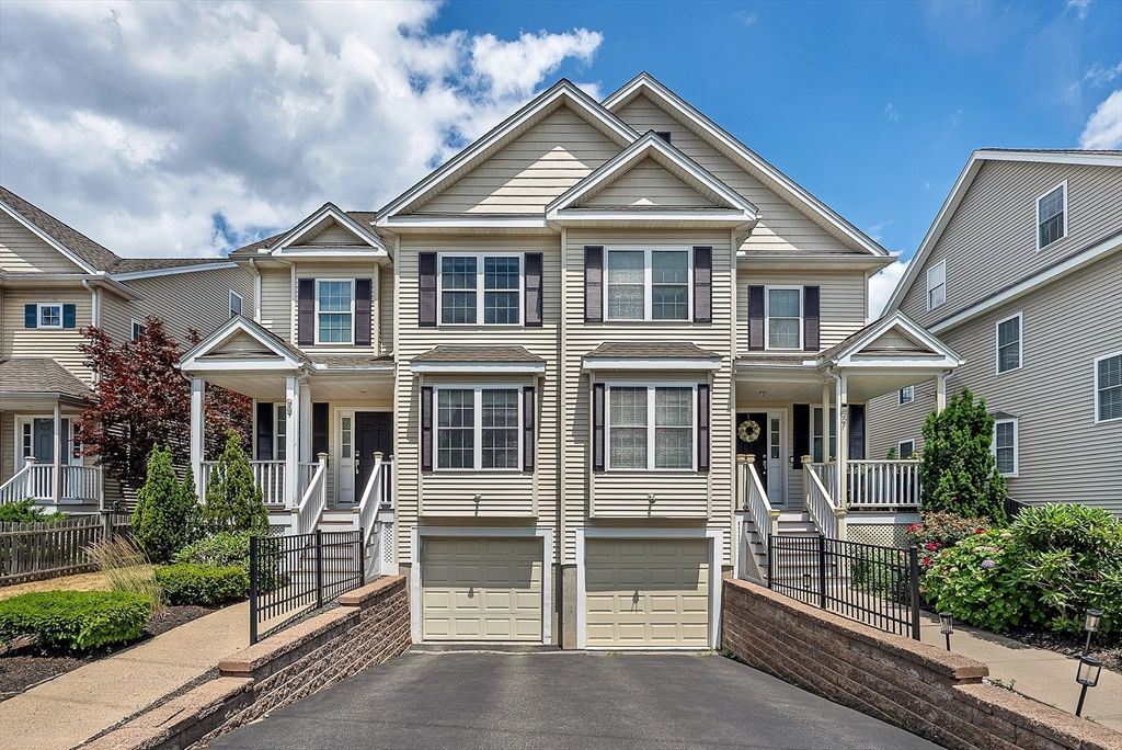 Attached, Exterior, Facade, Rowhouse