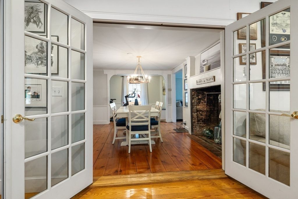 Chandelier, Dining room, Fireplace, Interior, Wood Texture Flooring