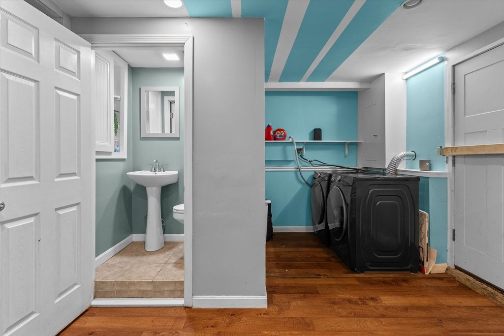 Interior, Recessed Lighting, Washer, Wood Texture Flooring